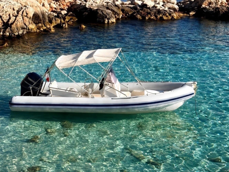 Joker Boat Clubman 23 między profesjonalistami a osobami prywatnymi w La Ciotat