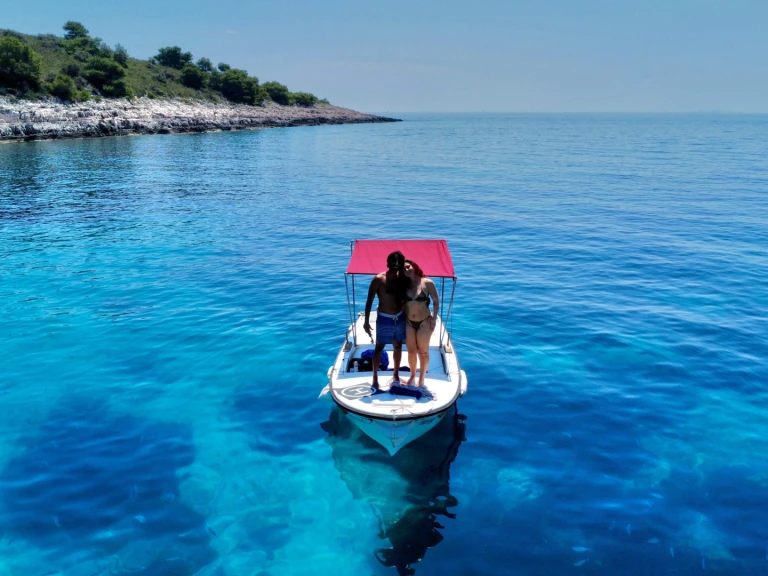 Wynajmij Motorówka z lub bez skippera Jugoplastika w Hvar