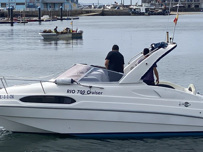Rio Rio 700 Cruiser między profesjonalistami a osobami prywatnymi w A Pobra do Caramiñal