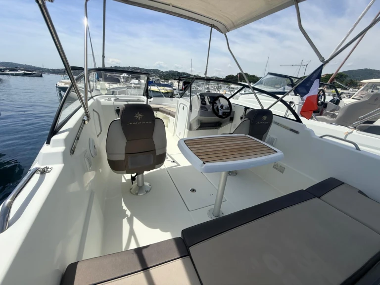 Wynajem Motorówka w Les Issambres - Jeanneau Cap Camarat 6.5 BR
