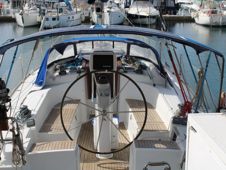Hanse 370e  między profesjonalistami a osobami prywatnymi w Torrevieja