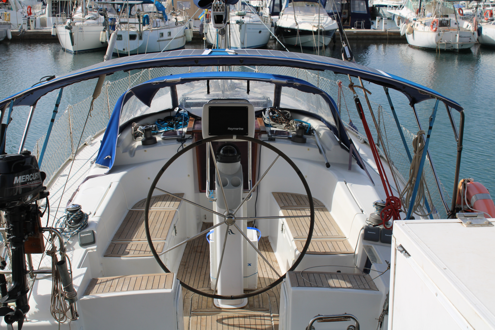 Hanse 370e  między profesjonalistami a osobami prywatnymi w Ibiza Town