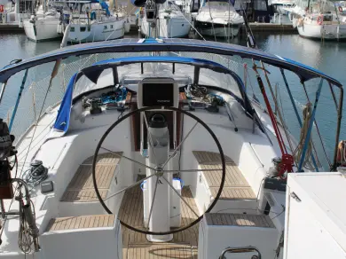 Hanse 370e  między profesjonalistami a osobami prywatnymi w Ibiza Town