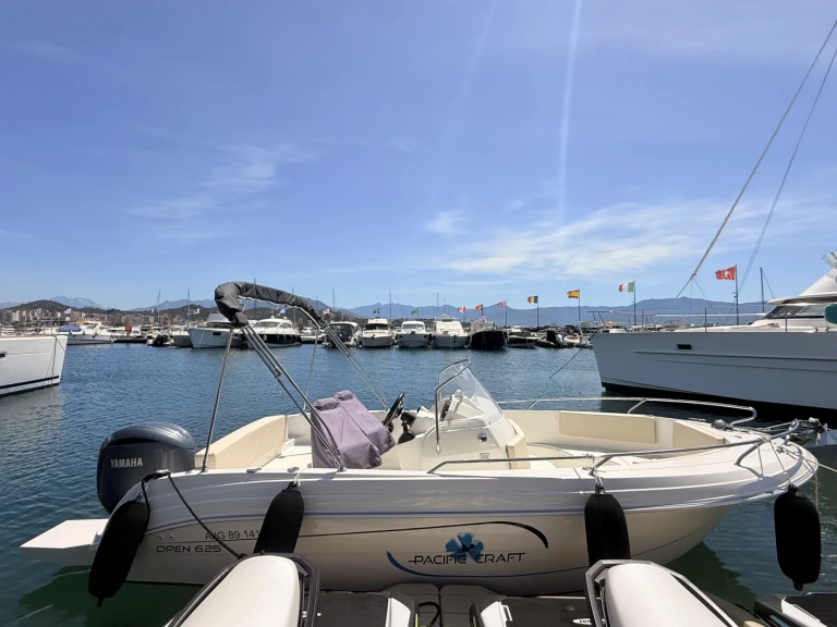 Wynajem Motorówka Pacific Craft z patentem 