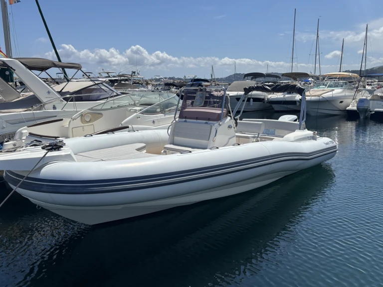 Marlin Boat 790 Pro Dynamic między profesjonalistami a osobami prywatnymi w Les Issambres