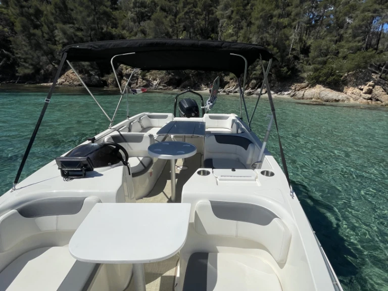 Wynajem Motorówka Bayliner z patentem 