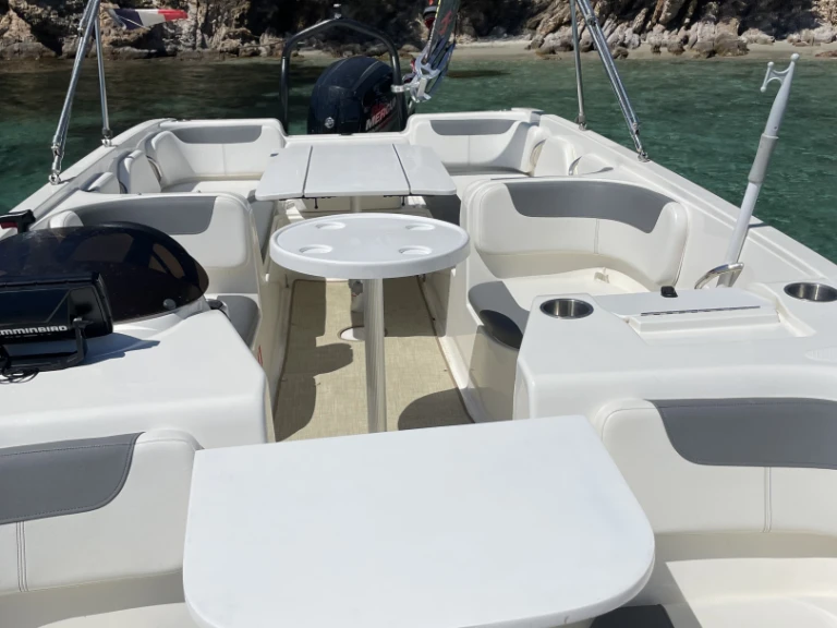 Motorówka do wynajmu w Hyeres w najlepszej cenie