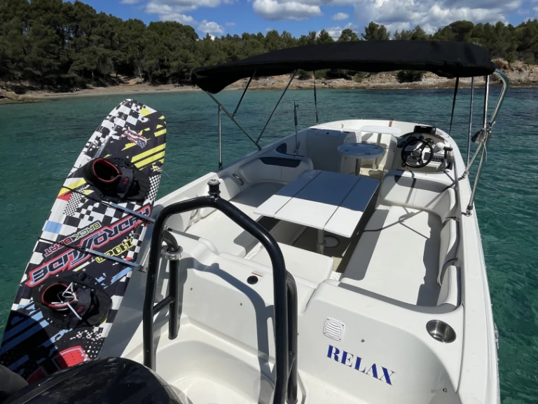Bayliner Element E7 między profesjonalistami a osobami prywatnymi w Hyeres