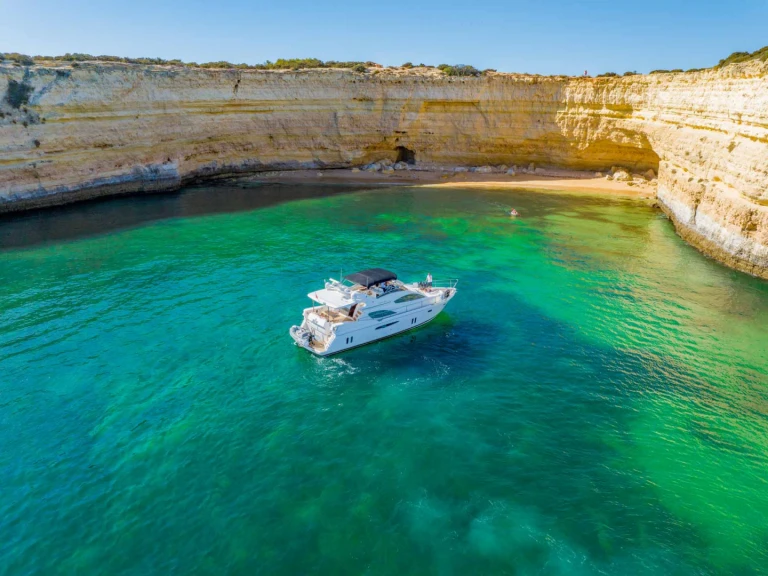 Pearl fly bridge 55 między profesjonalistami a osobami prywatnymi w Vilamoura