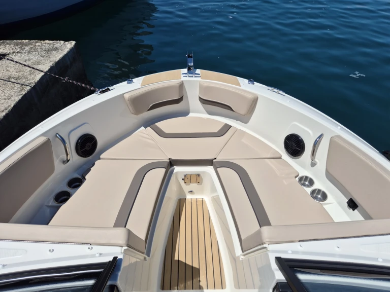 Bayliner VR6 OB między profesjonalistami a osobami prywatnymi w Porec