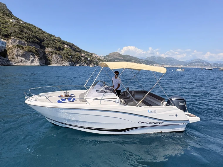 Jeanneau Cap Camarat 6.5 WA Serie 3 między profesjonalistami a osobami prywatnymi w Porto di Amalfi Marina Coppola