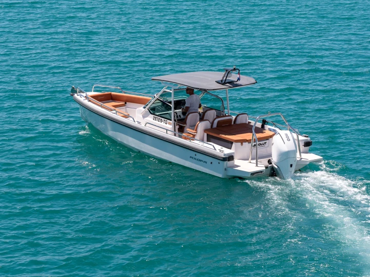 Wynajem łodzi Split tanio Axopar 28 T-Top
