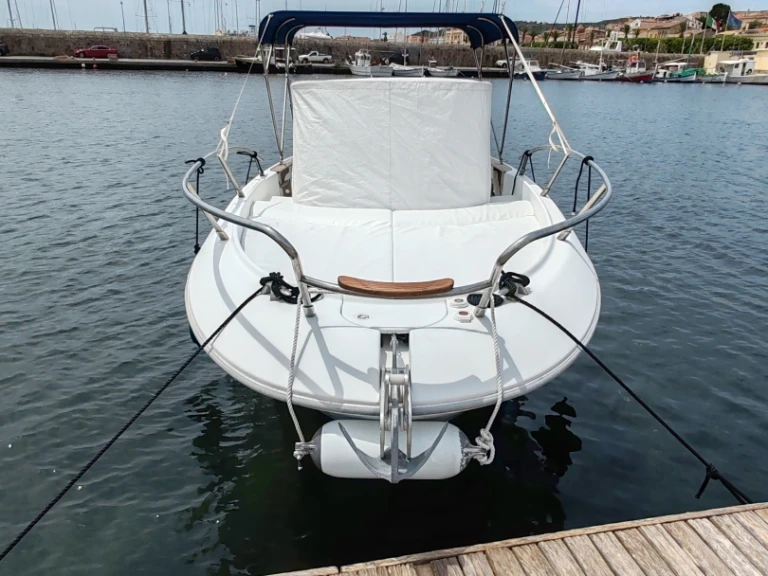 Sessa Marine Key Largo 25 między profesjonalistami a osobami prywatnymi w Carloforte