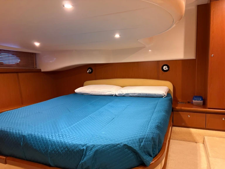 Azimut Atlantis 42 między profesjonalistami a osobami prywatnymi w San Teodoro