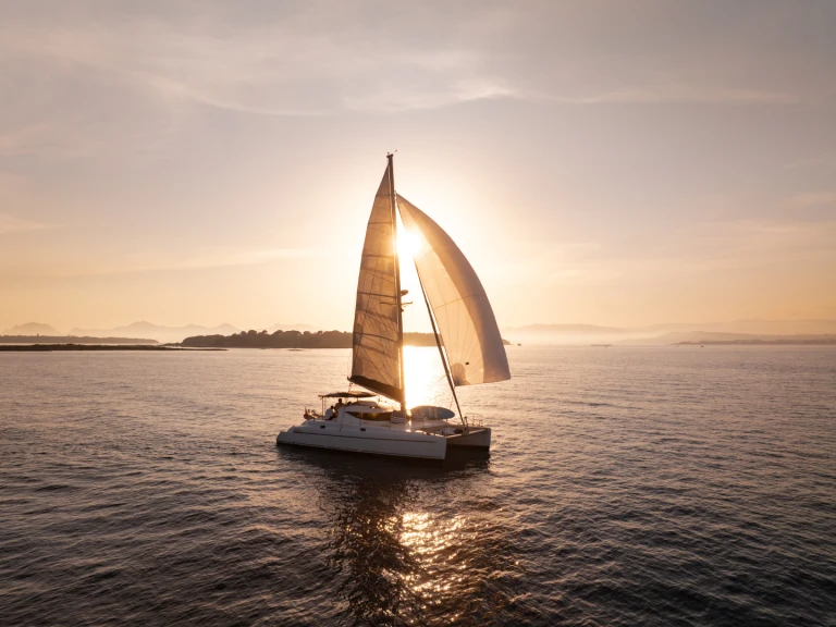Wynajem Katamaran Fountaine Pajot z patentem 