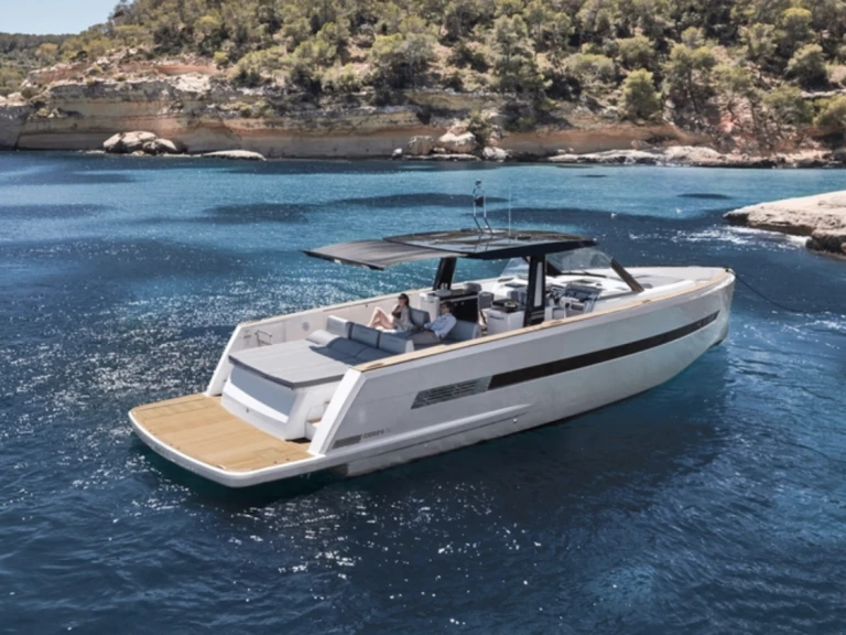 Fjord Fjord 52 Open między profesjonalistami a osobami prywatnymi w Port de Saint Tropez