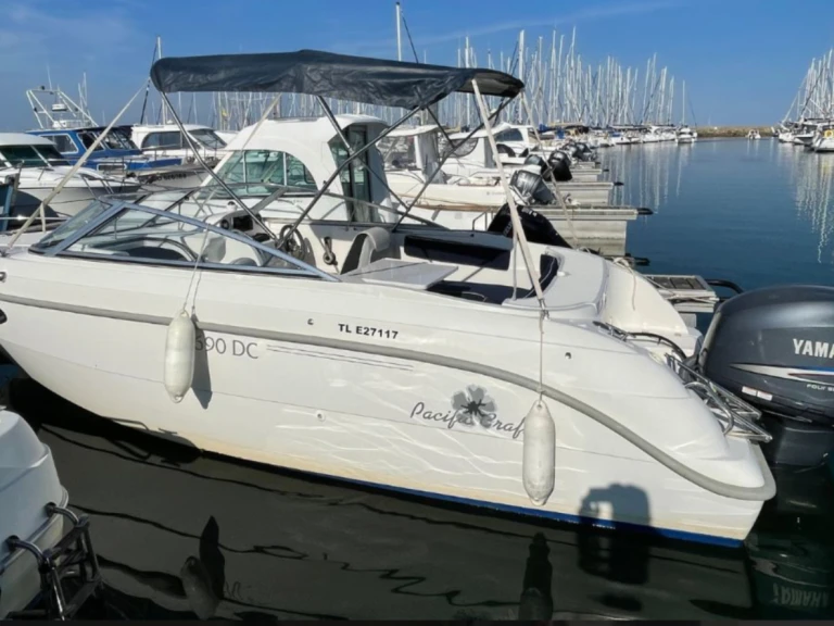 Wynajem Motorówka Pacific Craft z patentem 