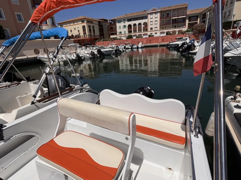 Sans Permis Marino 500 między profesjonalistami a osobami prywatnymi w Port Fréjus