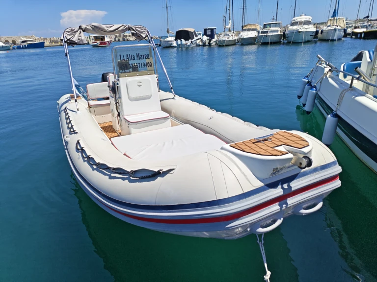 Wynajmij Łódż półsztywna z lub bez skippera Mistral 610  w Marina di San Foca