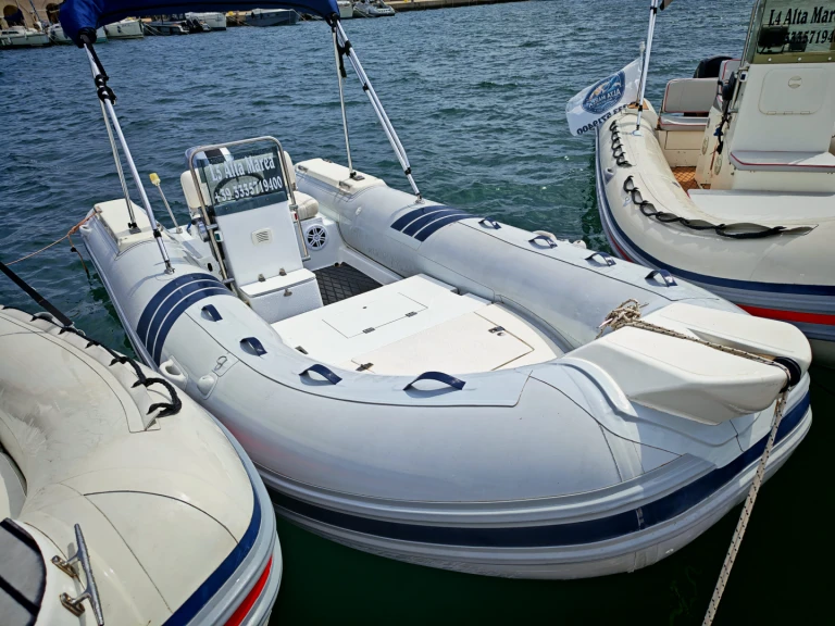 Łódż półsztywna do wynajmu w Marina di San Foca w najlepszej cenie