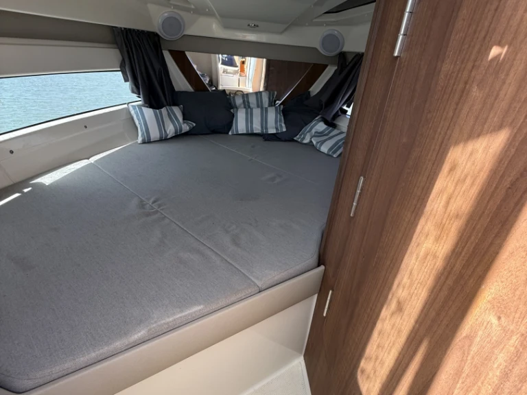 Quicksilver Activ 755 Cruiser między profesjonalistami a osobami prywatnymi w Port-Camargue