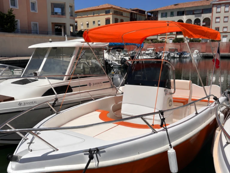 Sans Permis Marino 500 między profesjonalistami a osobami prywatnymi w Port Fréjus
