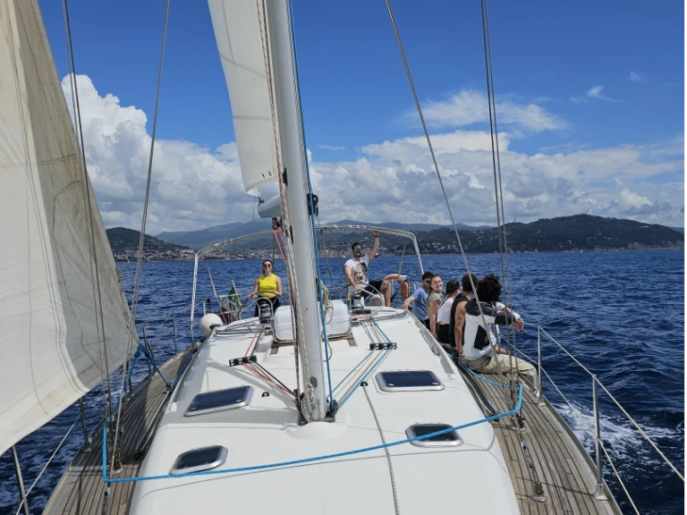 Jeanneau Sun Odyssey 43 między profesjonalistami a osobami prywatnymi w Archipel de la Maddalena