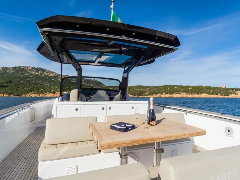 Pardo Yachts Pardo 43 między profesjonalistami a osobami prywatnymi w Juan-les-Pins