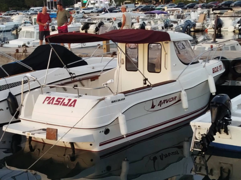 Wynajem Motorówka Quicksilver z patentem 