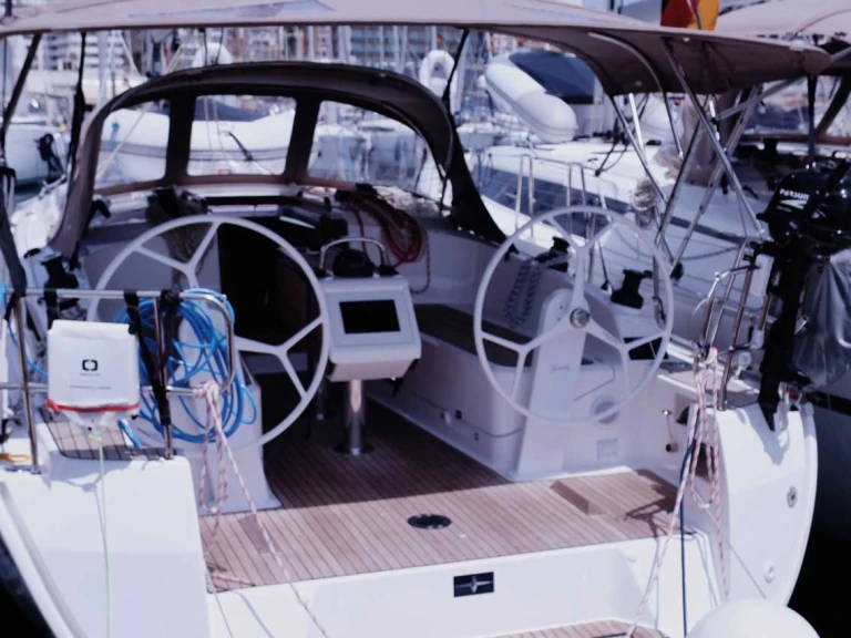 Bavaria Cruiser 37 między profesjonalistami a osobami prywatnymi w Gouvia