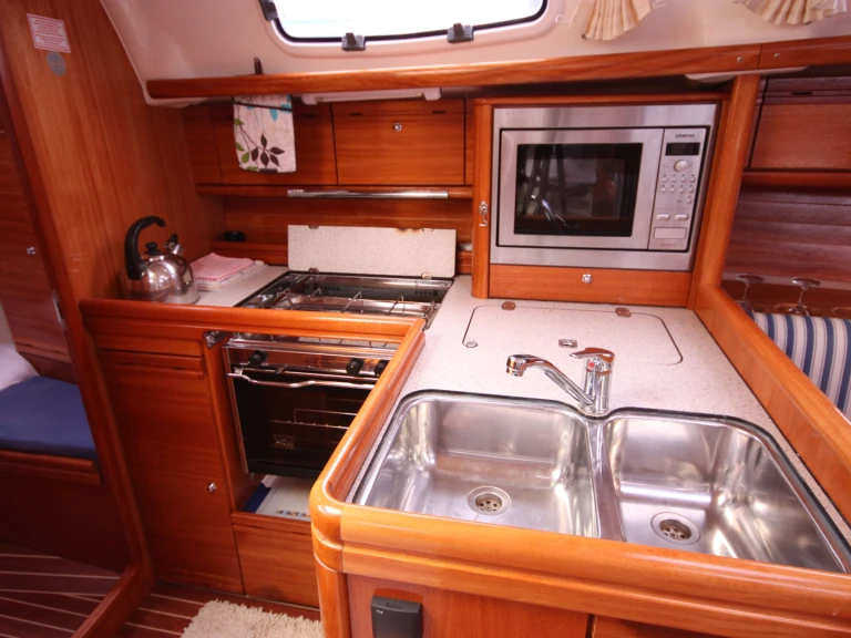 Bavaria Cruiser 34 między profesjonalistami a osobami prywatnymi w Mai Khao