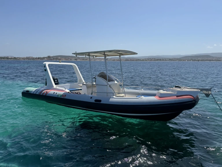 Rib 760 między profesjonalistami a osobami prywatnymi w Porto di Alghero