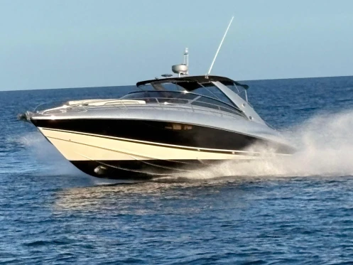 Sunseeker Superhawk 43 między profesjonalistami a osobami prywatnymi w Cannes