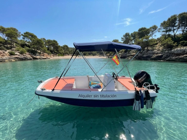 Bond Yachts 13 między profesjonalistami a osobami prywatnymi w Club Nàutic Cambrils