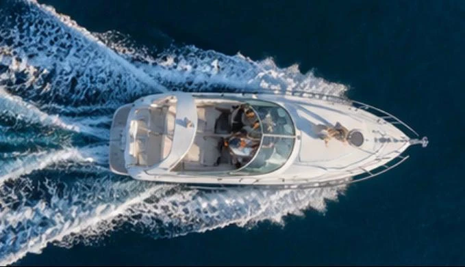 Cruisers cruiser jacht 370 między profesjonalistami a osobami prywatnymi w Ibiza Town