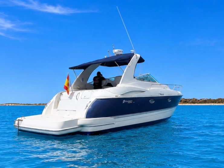 Wynajem łodzi Ibiza Town tanio cruiser jacht 370