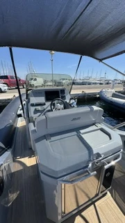 Joker Boat Clubman 30 między profesjonalistami a osobami prywatnymi w Hyeres