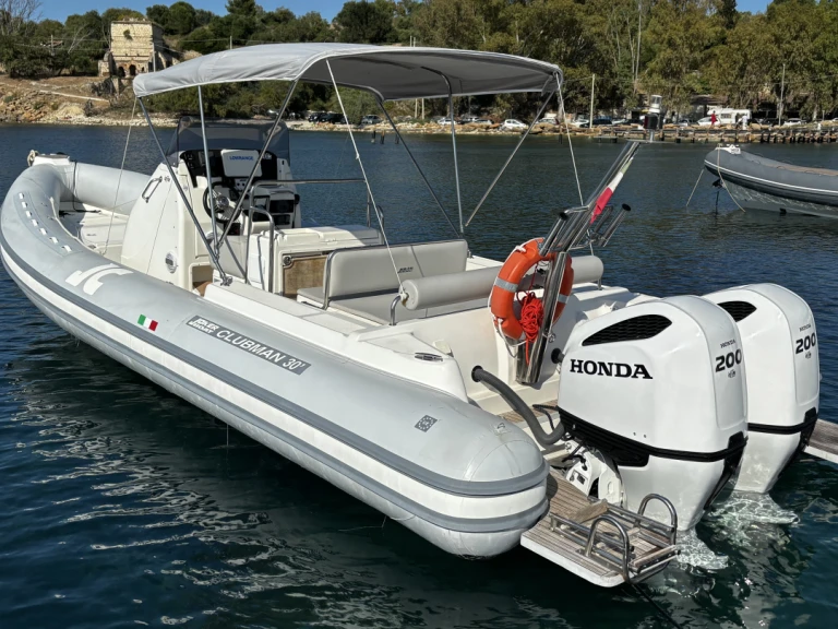 Joker Boat Clubman 30 między profesjonalistami a osobami prywatnymi w Brucoli