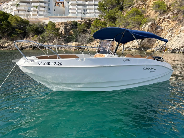 Motor yacht Caymam 585 między profesjonalistami a osobami prywatnymi w Marina Greenwich