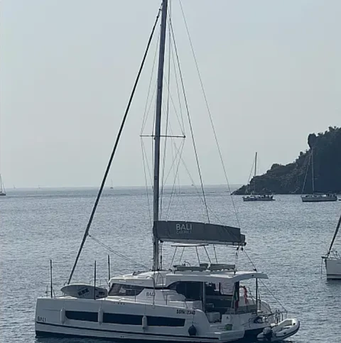 Wynajmij Katamaran z lub bez skippera Bali w Furnari