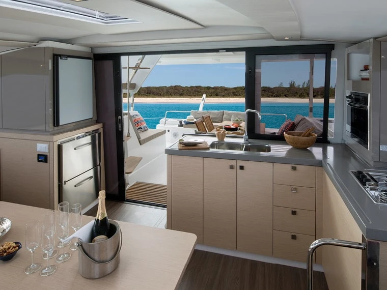 Wynajmij Fountaine Pajot Lucia 40 w Villefranche-sur-Mer