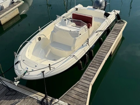 Wynajem Motorówka Pacific Craft z patentem 