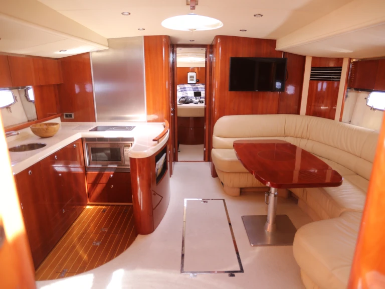 Fairline Targa 52 między profesjonalistami a osobami prywatnymi w Mahon