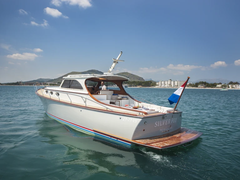 Hinckley Talaria  między profesjonalistami a osobami prywatnymi w Port d'Alcudia