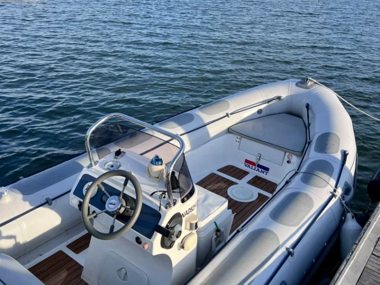 Wynajmij Valiant V-520 w Vannes