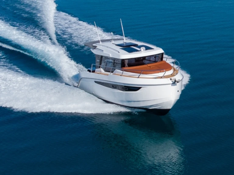 Advanced Yachts Kavi 9 między profesjonalistami a osobami prywatnymi w Split