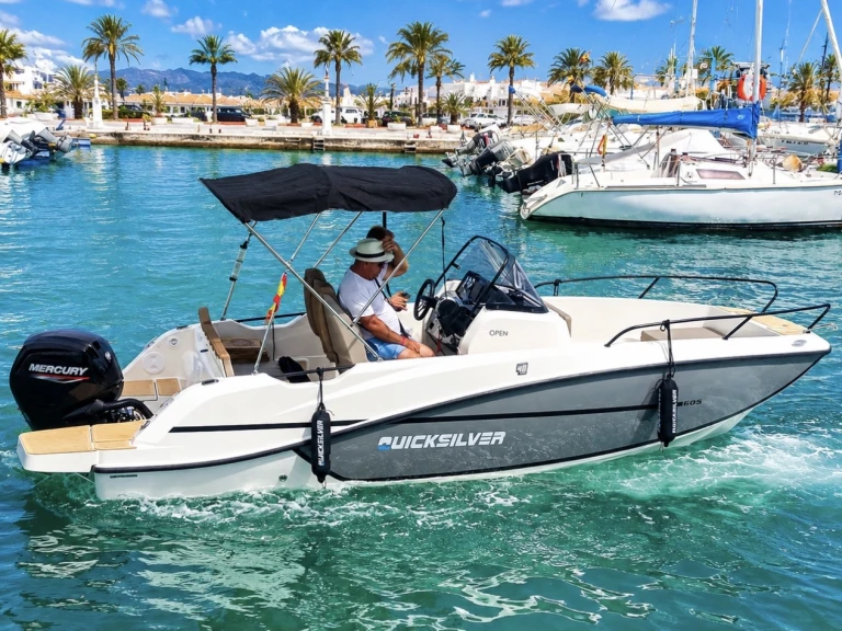 Quicksilver Activ 605 Open między profesjonalistami a osobami prywatnymi w Benalmadena