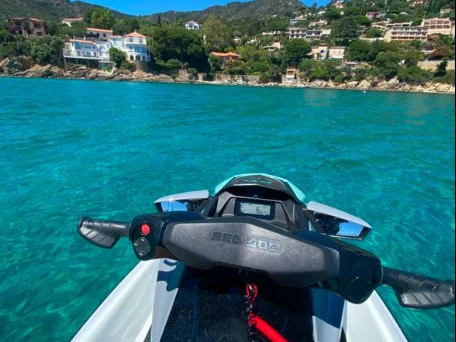 Sea-Doo GTI 130 między profesjonalistami a osobami prywatnymi w Bormes-les-Mimosas