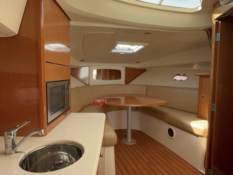 Jeanneau Prestige 30 S między profesjonalistami a osobami prywatnymi w Cannes