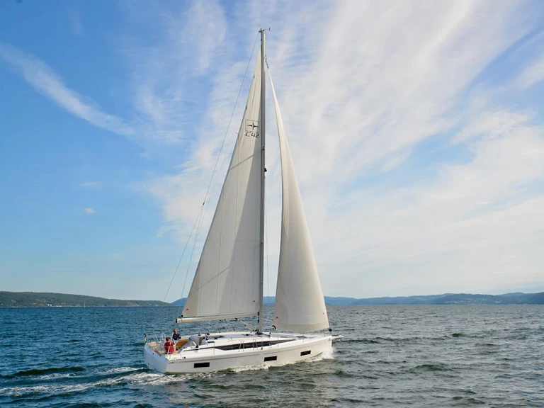 Bavaria Bavaria C42 między profesjonalistami a osobami prywatnymi w Gouvia